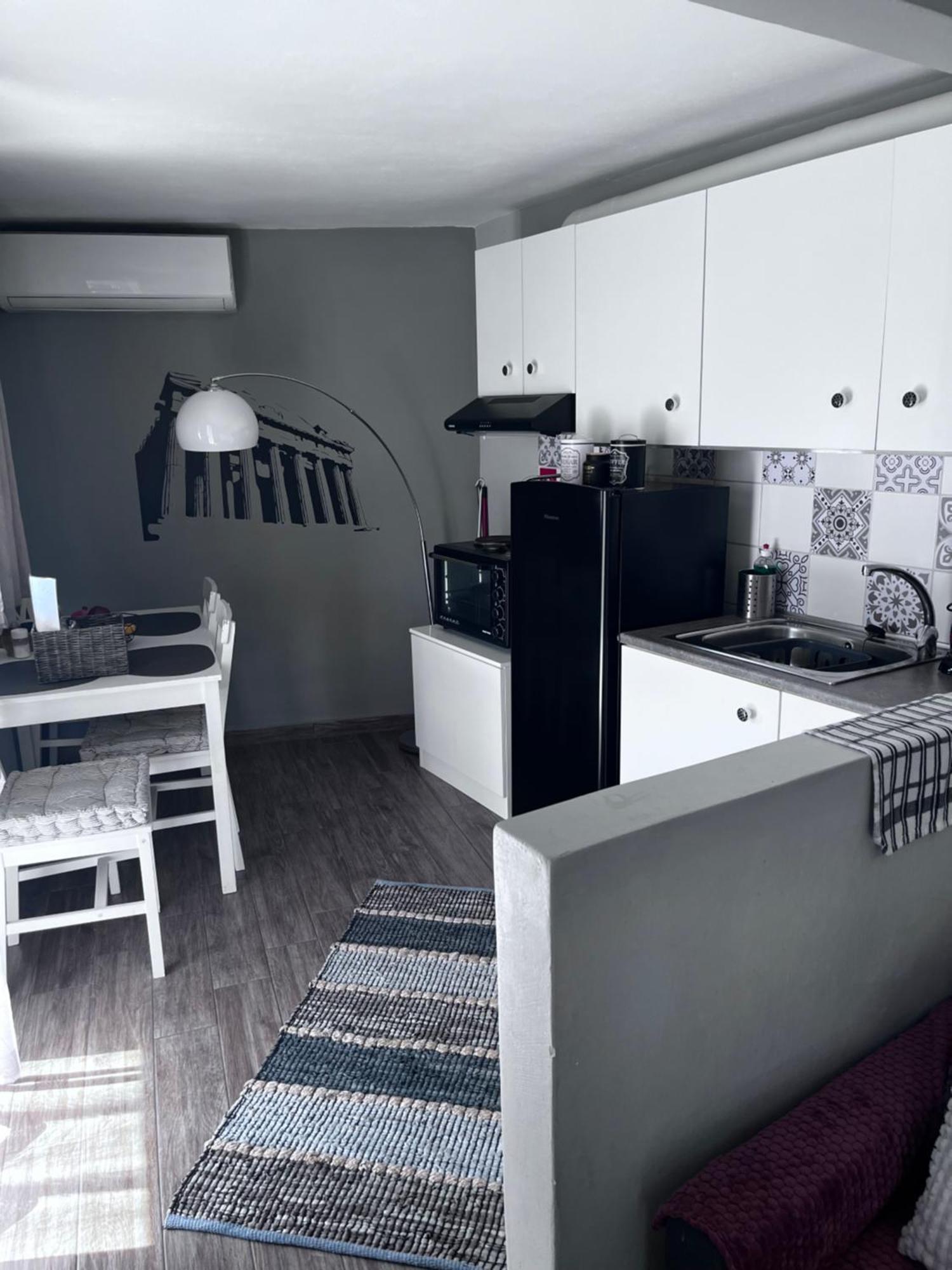 Cozy Studio Apartment In The Heart Of Atena Exterior foto